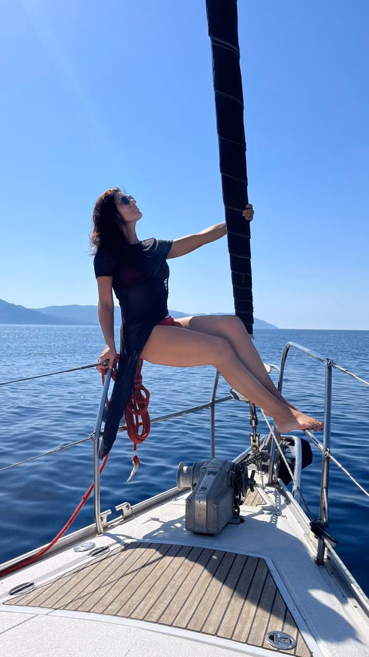 На носу яхты в открытом море