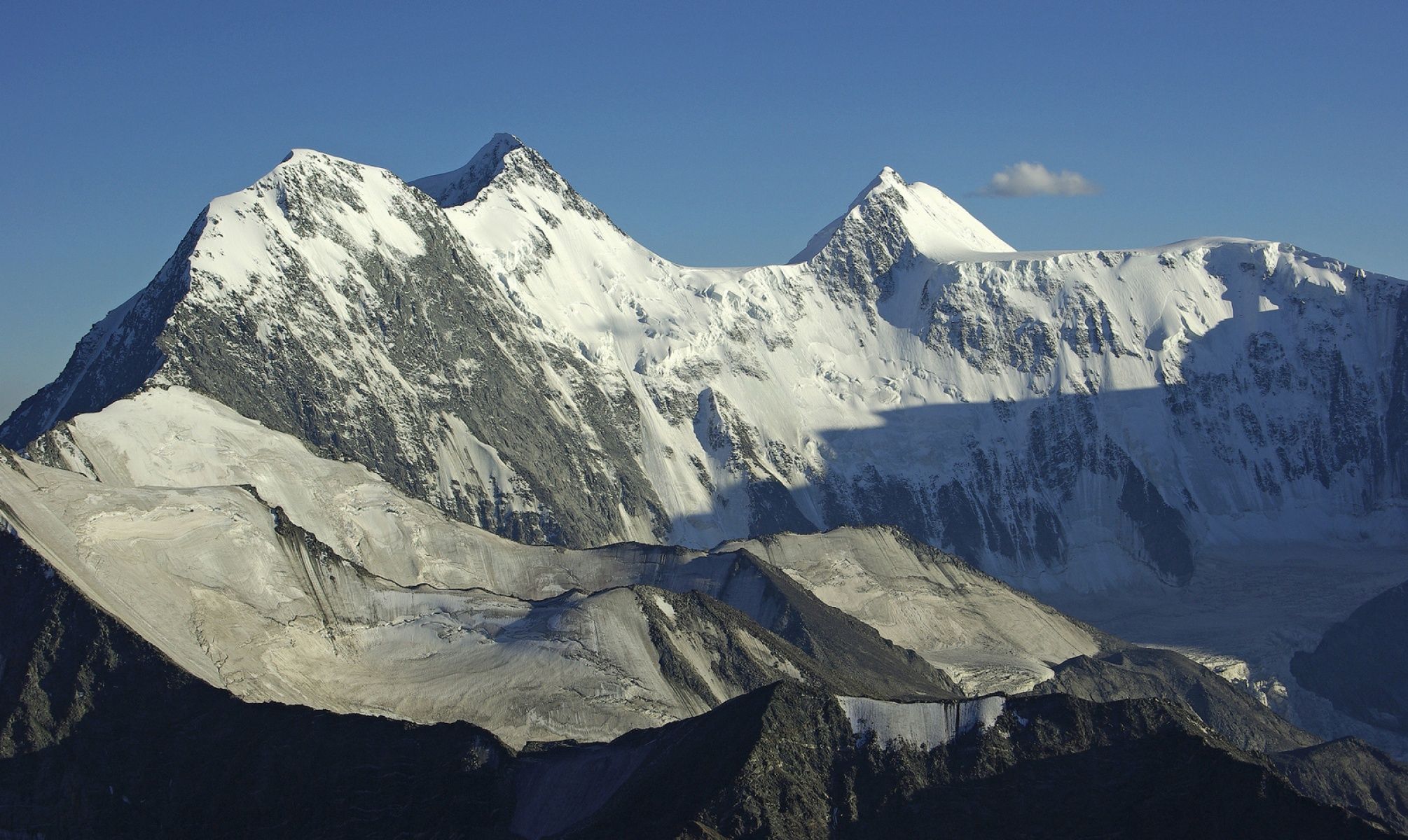 Kazbek is highest peak. Гора Белуха. Гора Белуха, горный Алтай. Белуха 4506. Вершина Белуха Западная.