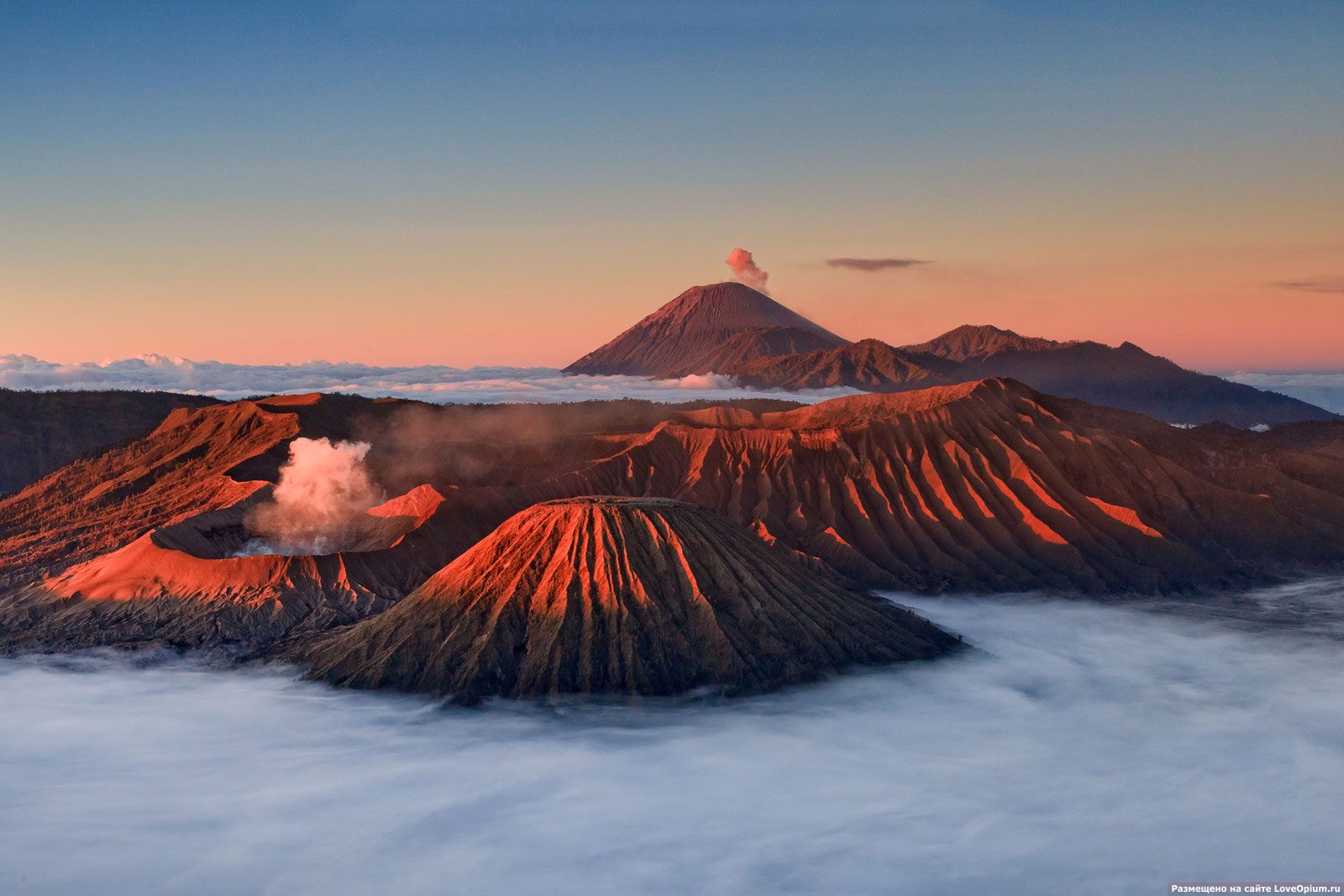 Bromo bo. Вулкан Бромо. Вулкан Бромо в Индонезии. Ява Бромо вулканы. Вулкан Бромо извержение.