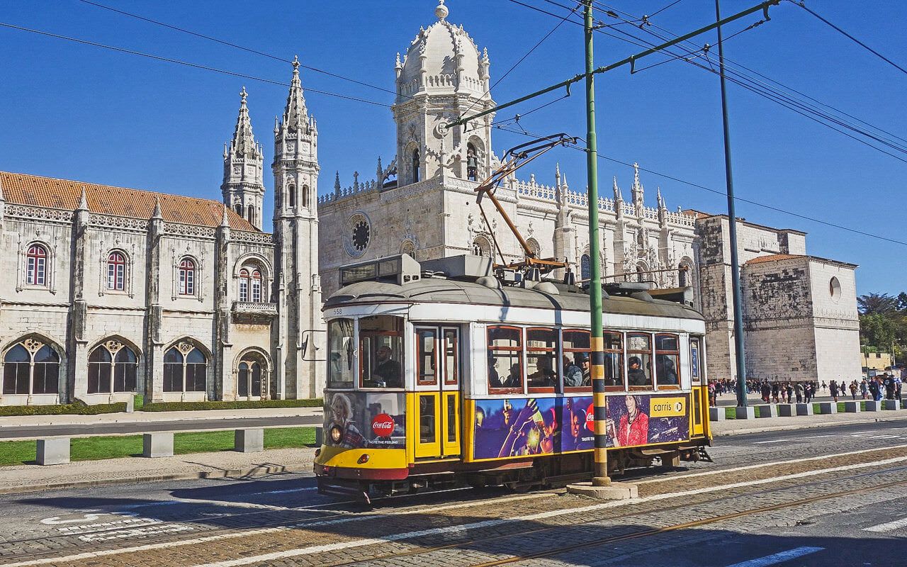 Старые трамваи лиссабона. Берлин лиссабон. Lisboa streets fhd. Лиссабон старый город трамвайчики. Праса-ду-комерсиу.