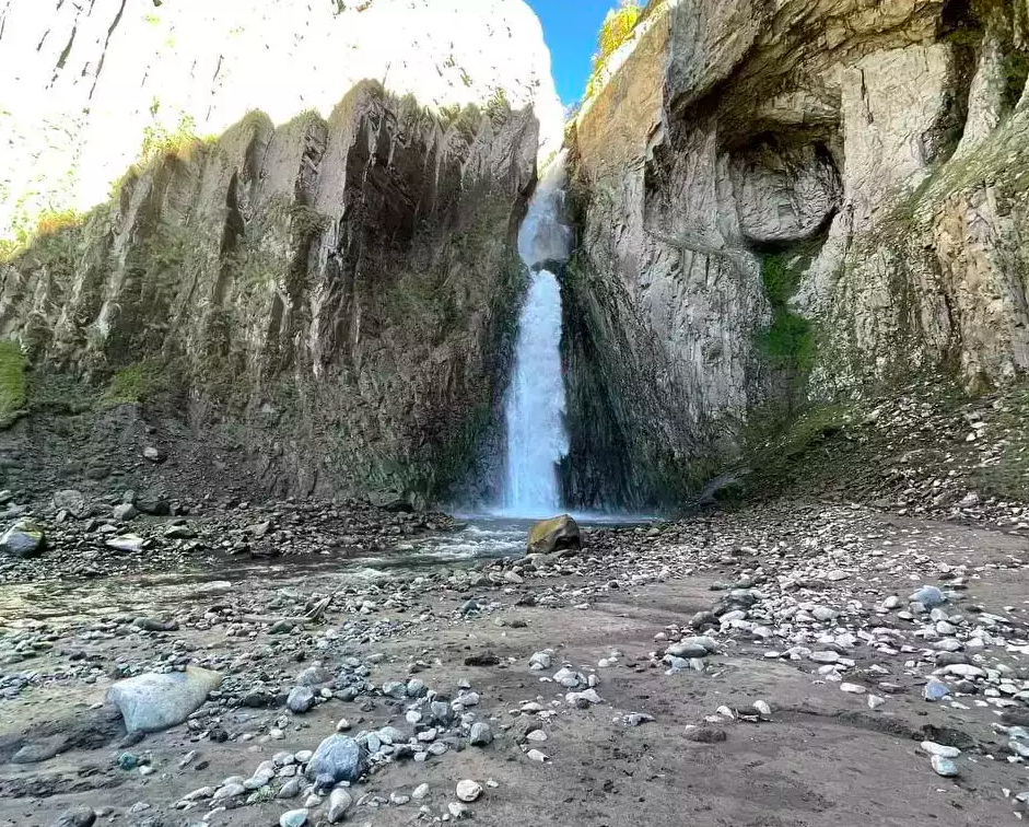 Джилы су экскурсия. Долина Нарзанов Джилы Су. Водопад Каракая Су Джилы Су. Дорога на Джилы Су.