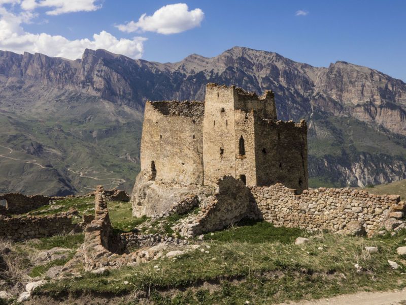 Дзивгисская наскальная крепость в Северной Осетии