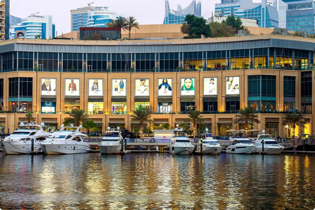 Здание и яхты