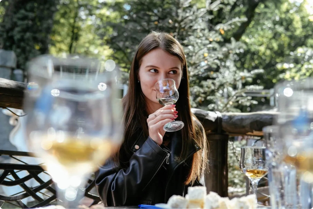 девушка с бокалом вина