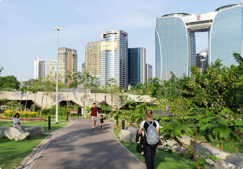 Парк и здания