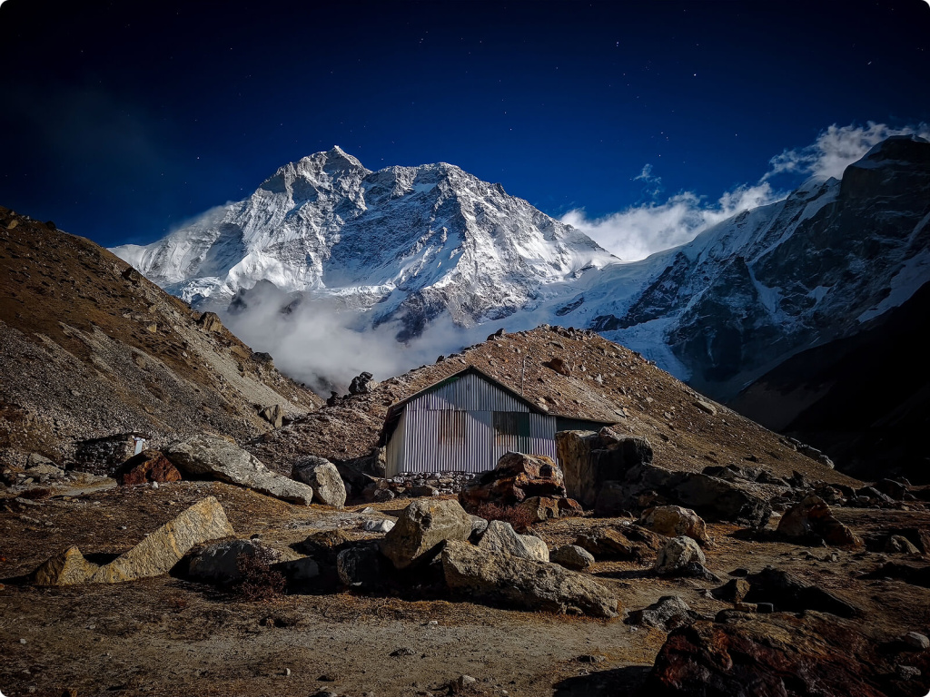 Здание в горах Здание в горах