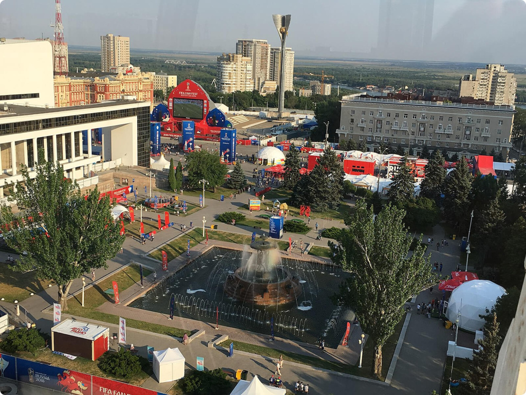 Площадь и фонтан