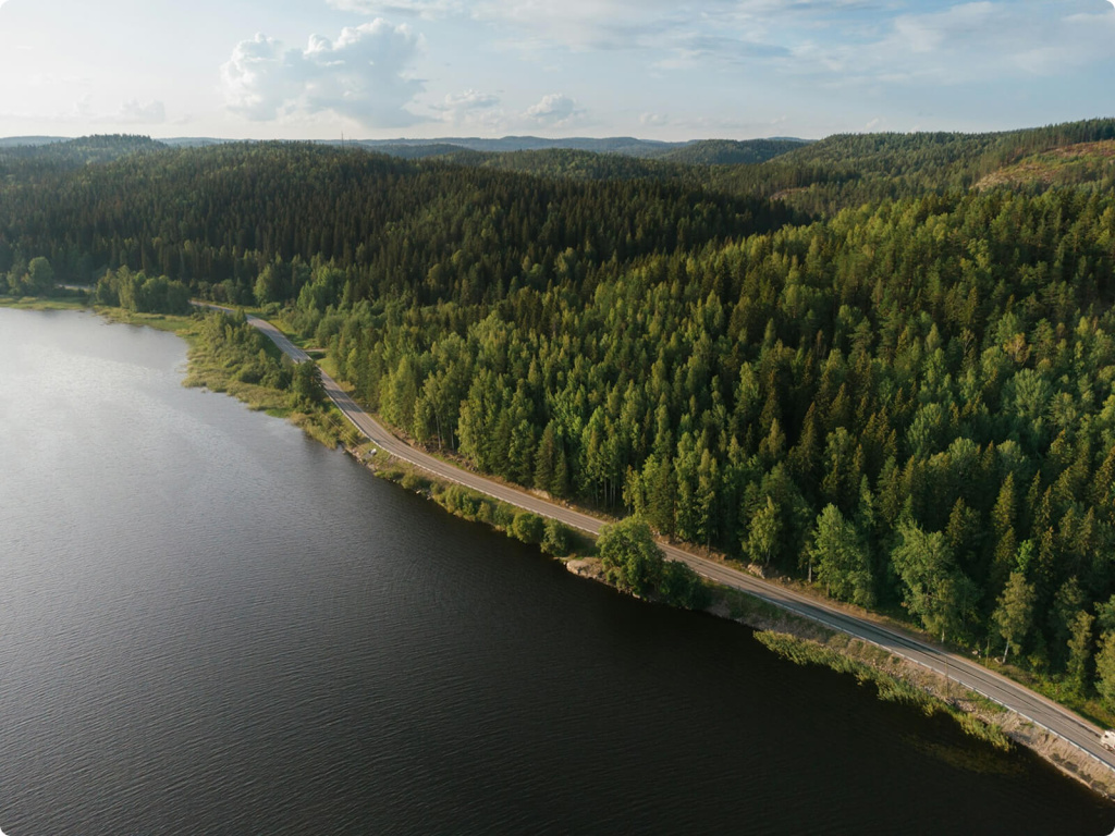 Дорога вдоль озера