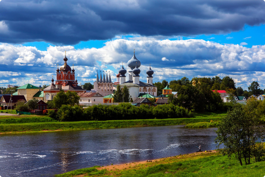 Храм и река