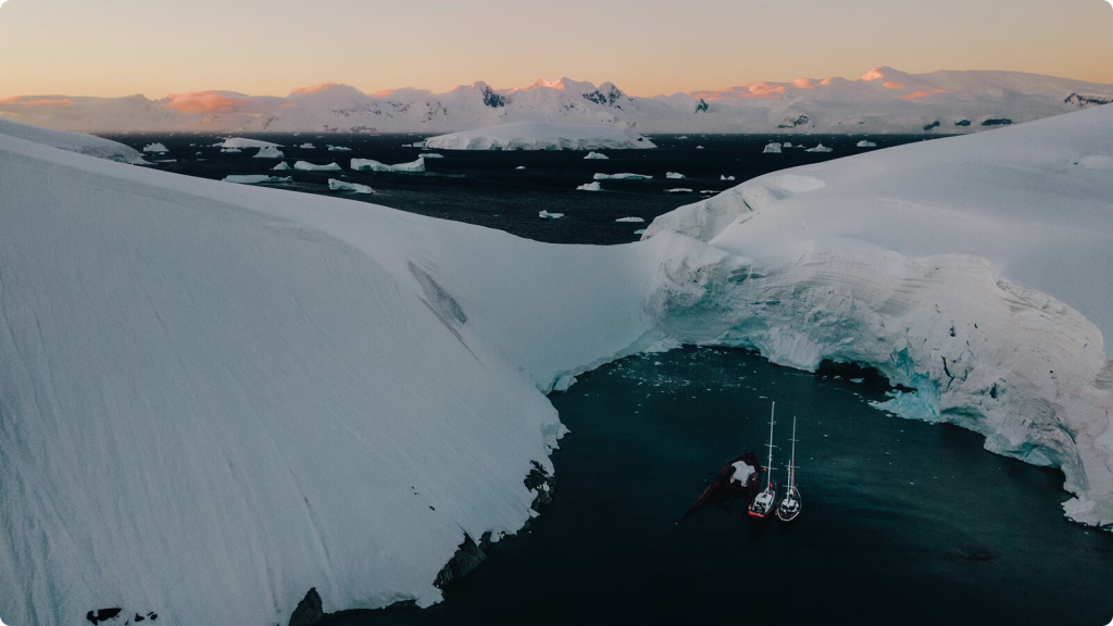 Яхты среди снежных берегов