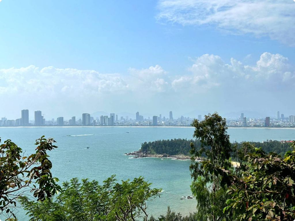 Пляж и здания