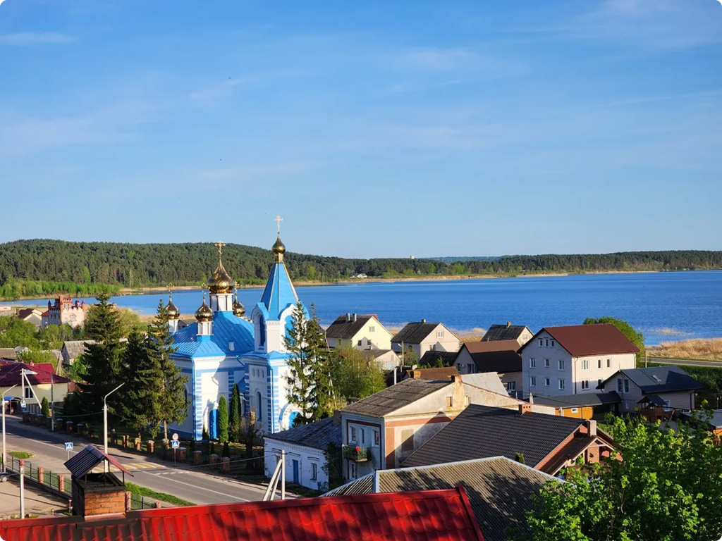 Озеро и здание