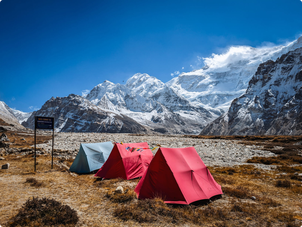 Палатки в горах Палатки в горах