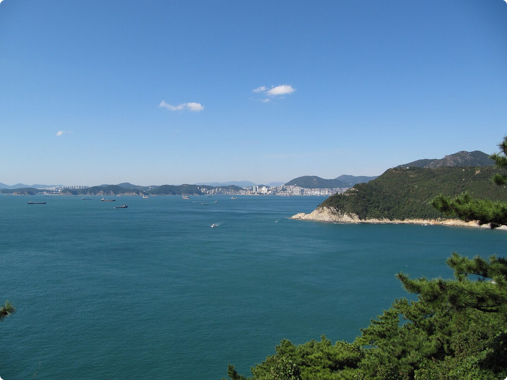 Скалы и пролив