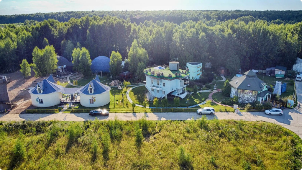 дома необычной формы и перевернутый дом