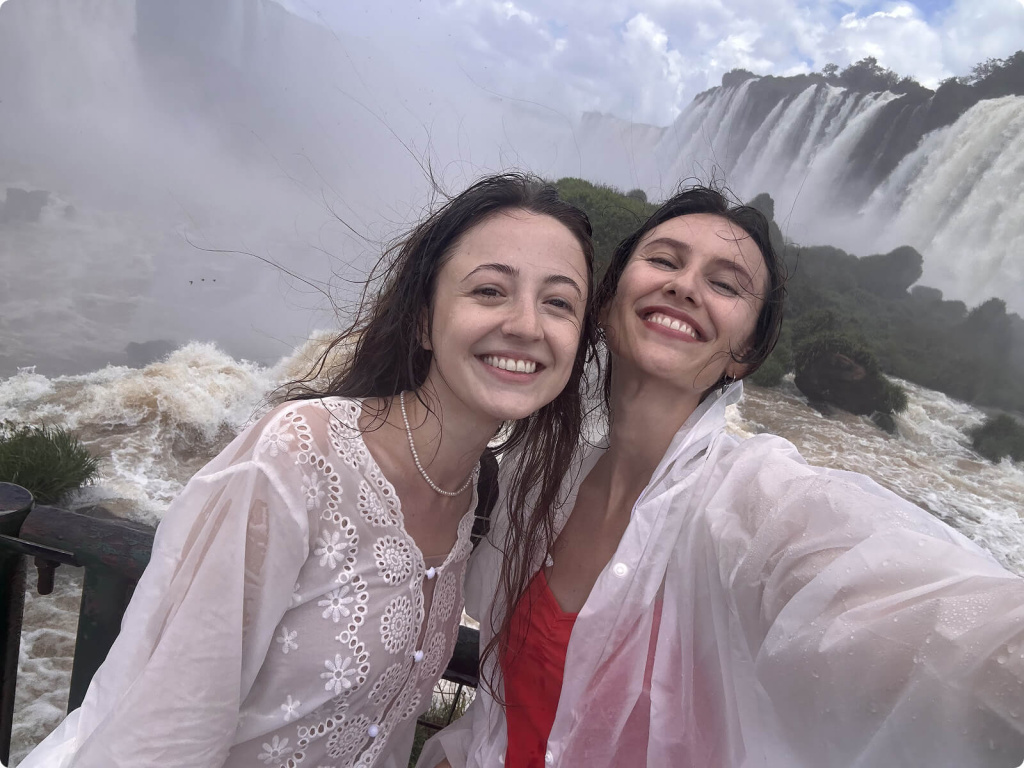 Девушки на фоне водопада