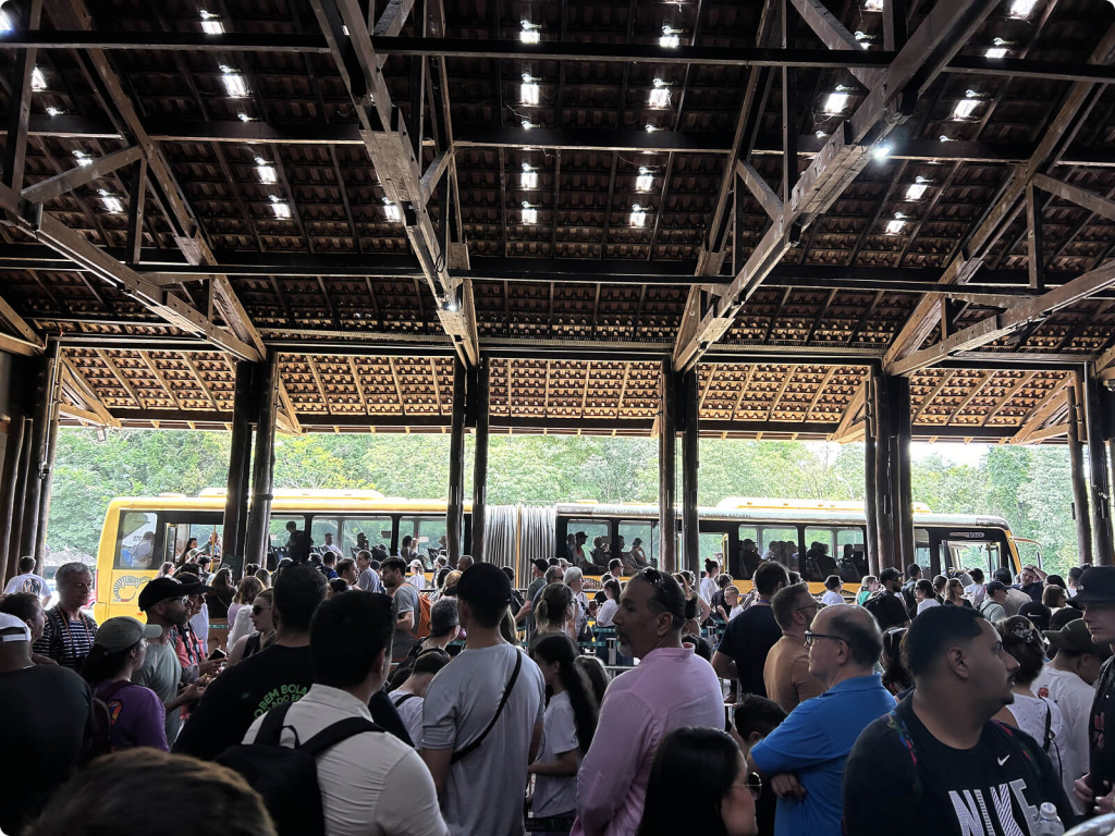 Автобус и люди