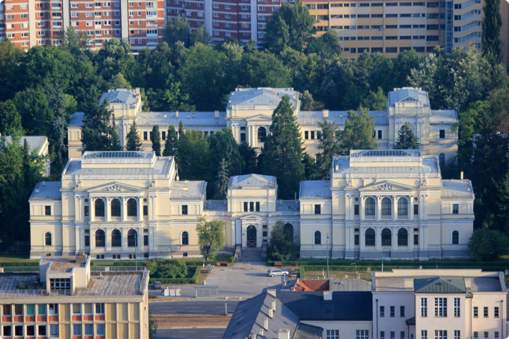 Сад между зданиями
