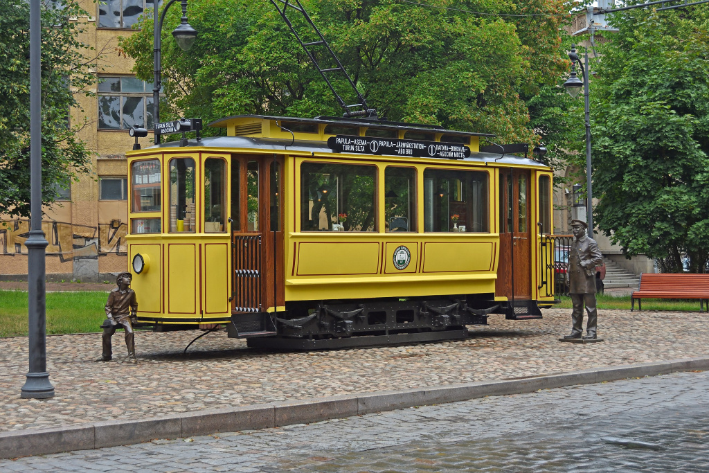 Трамвай-памятник в центре Выборга