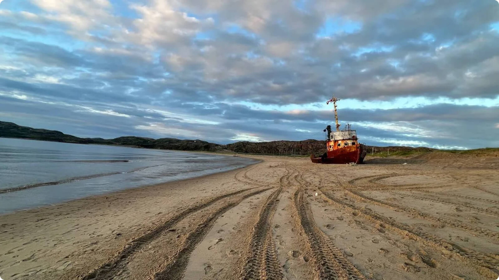 Пляж и корабль