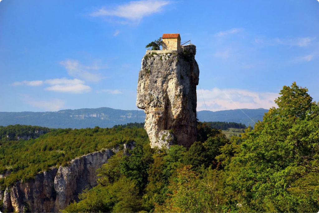 здание не вершине горы