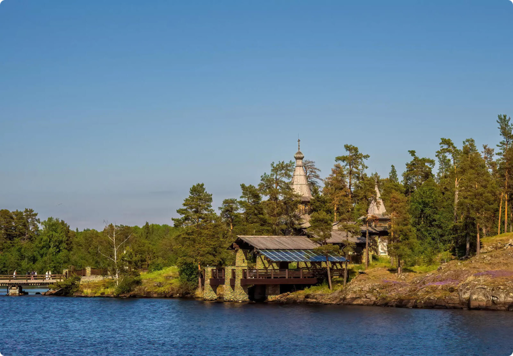 Здание на берегу