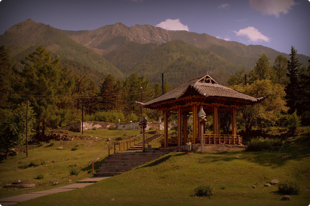 Горы и беседка
