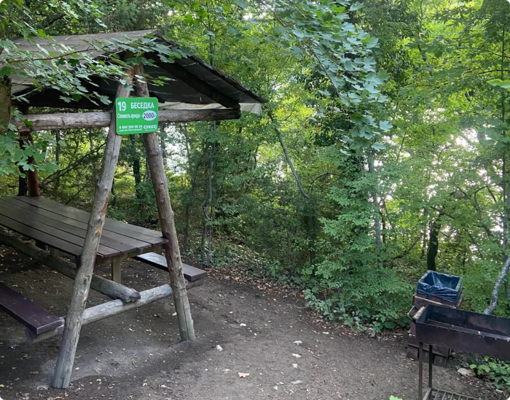 беседка в лесу