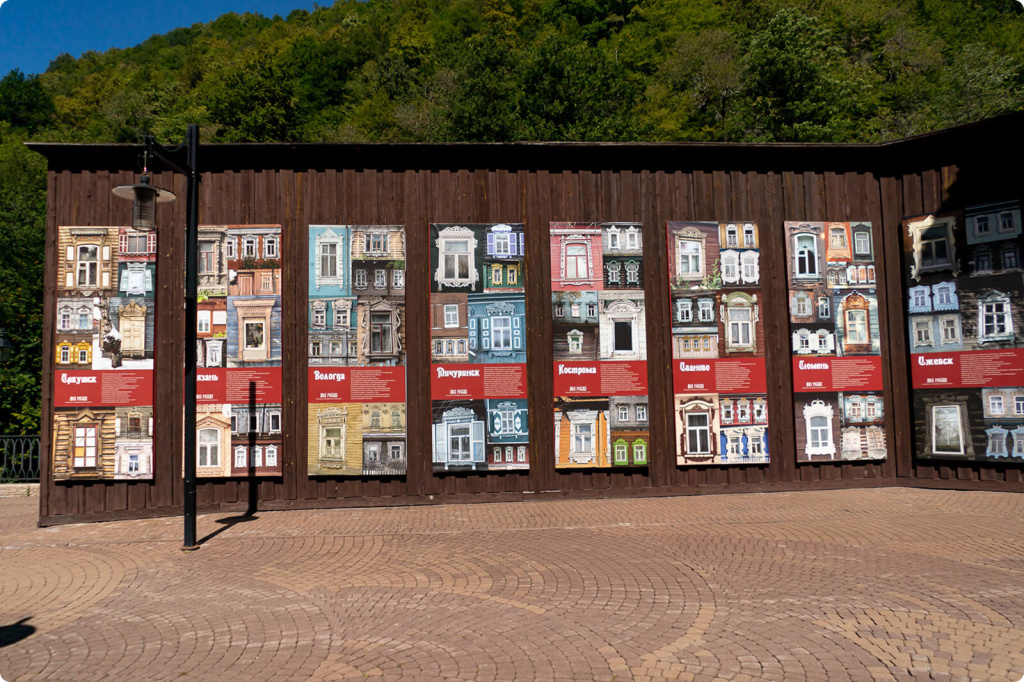 Стена с плакатами