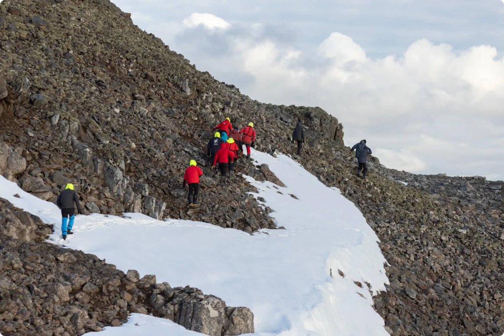 Люди идущие в гору