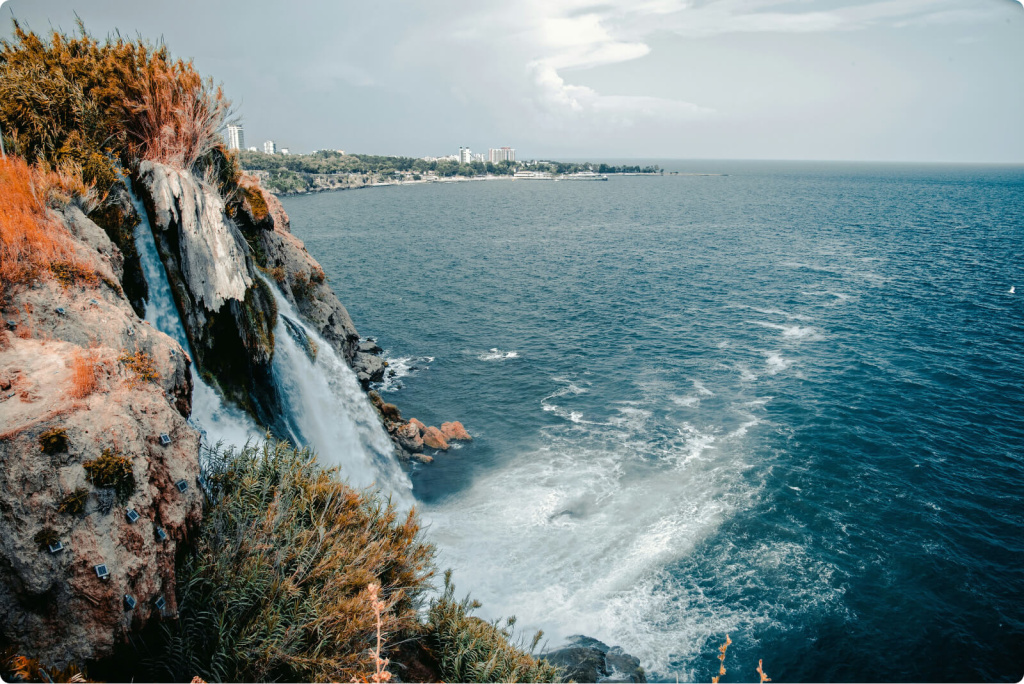 водопад и море