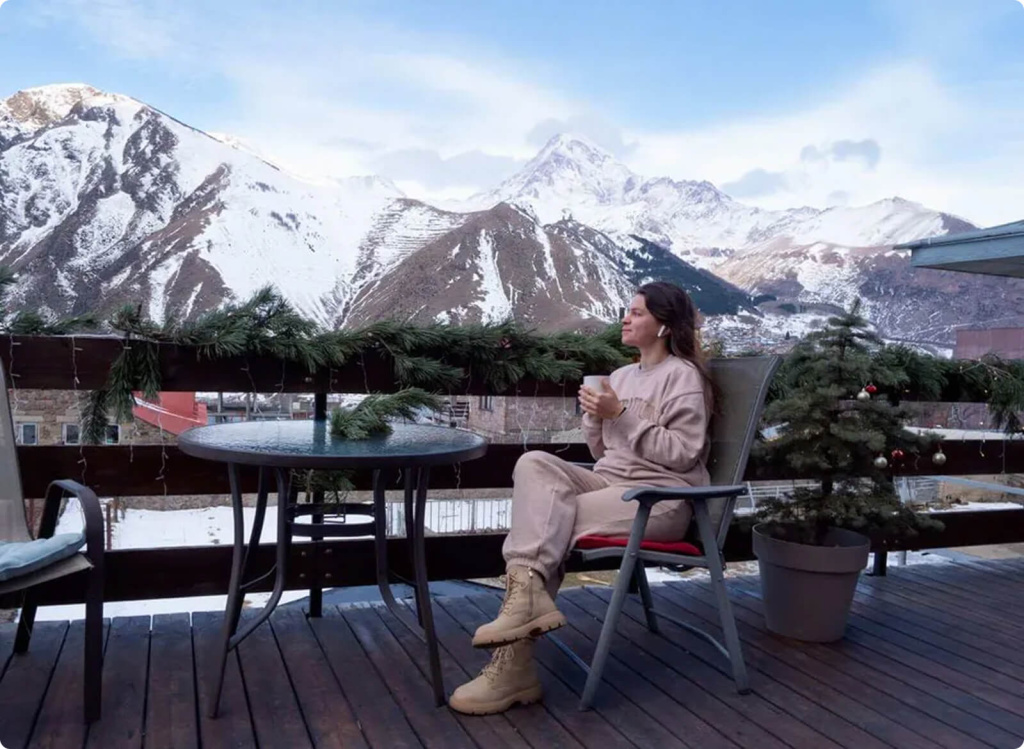 Горы и девушка