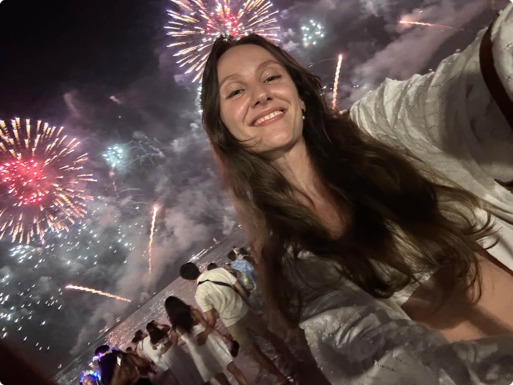 Девушка и салют