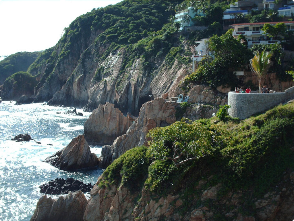 здания на скалах и море