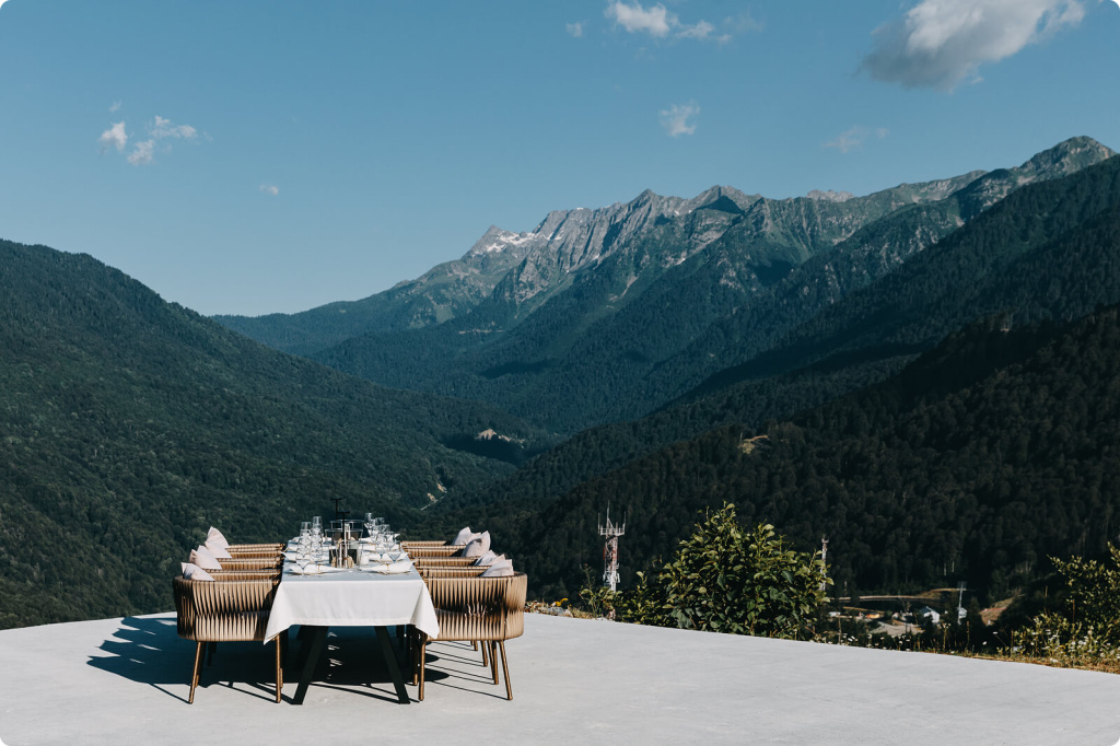 Горы и столик