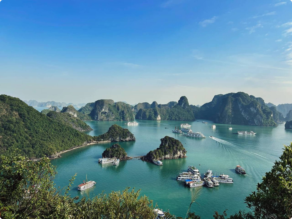 Скалы и яхты