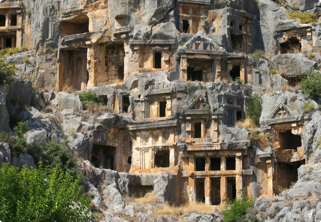 Скалы и помещения в скалах