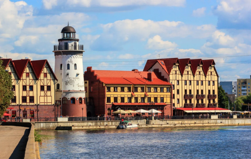 Калининградские маяк и дома