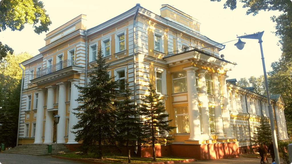 Здание с колоннами 