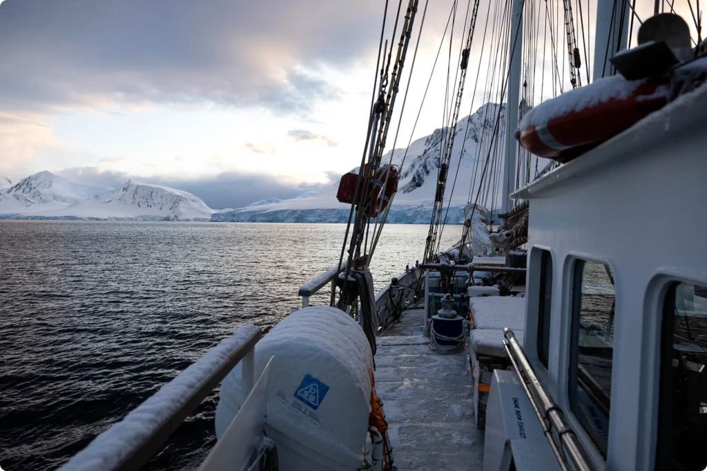 Лодка и скалы