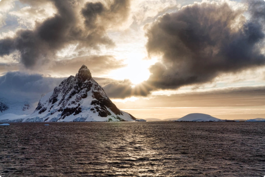 Пролив и скалы