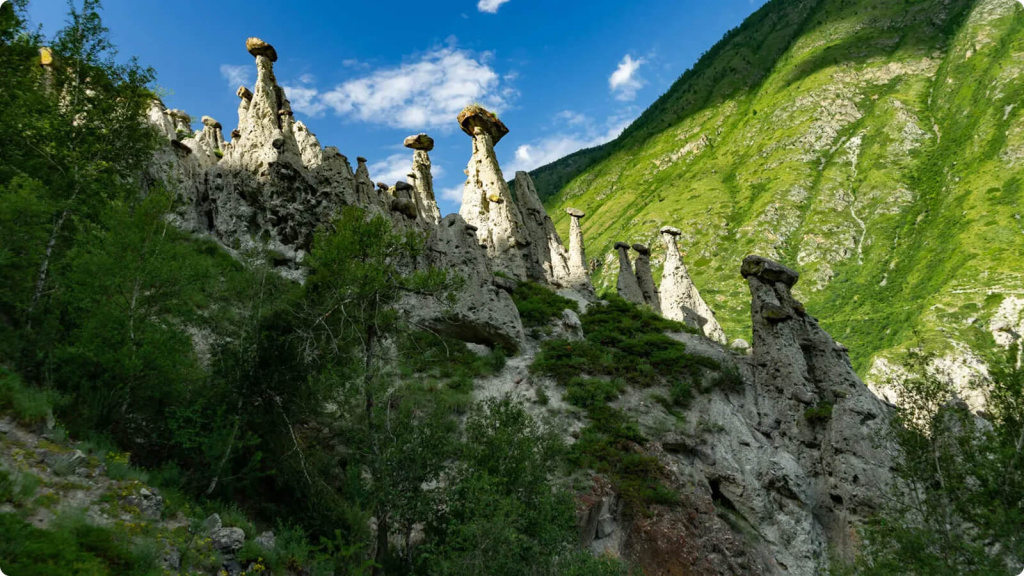 Гора и камни