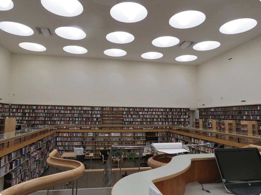 стелажи с книгами