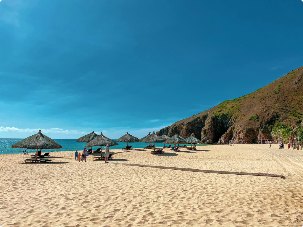 пляж и горы