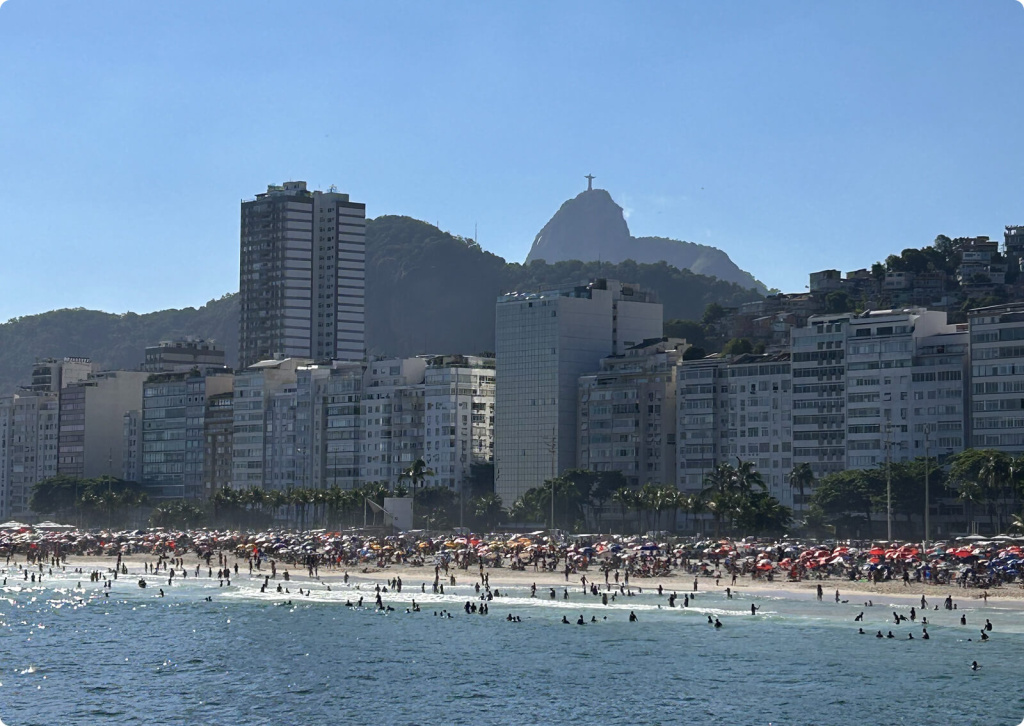 Пляж и здания