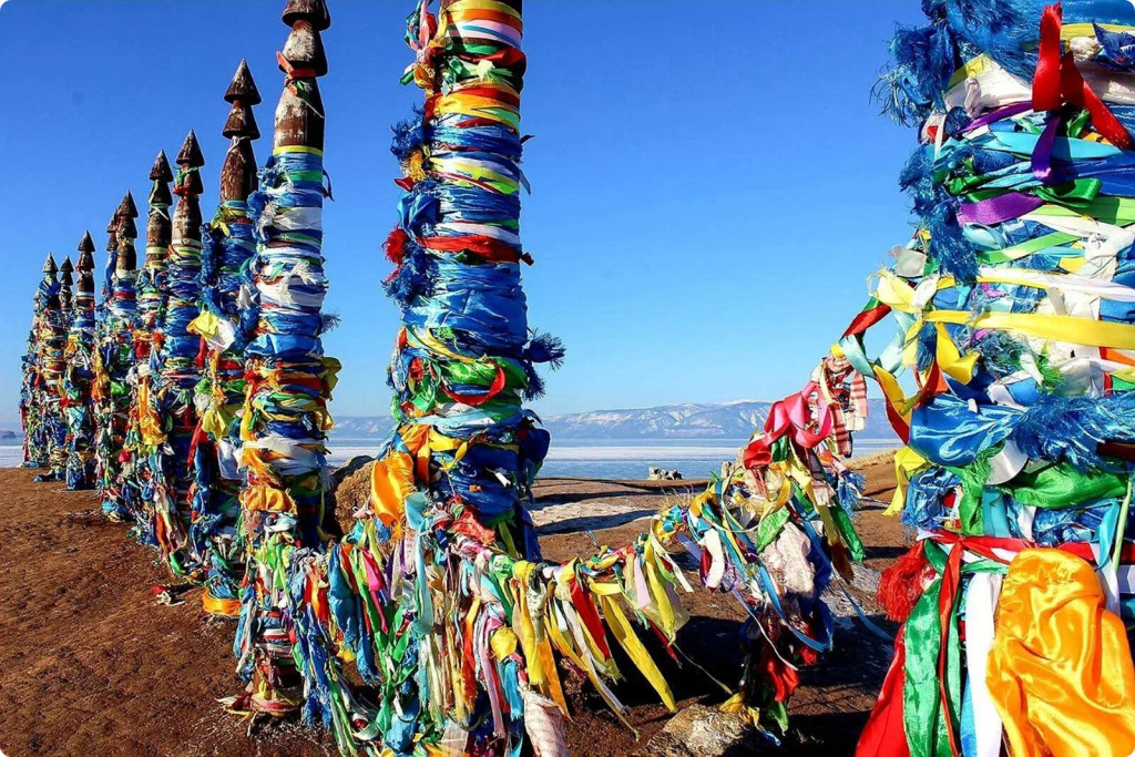 Столбы с лентами