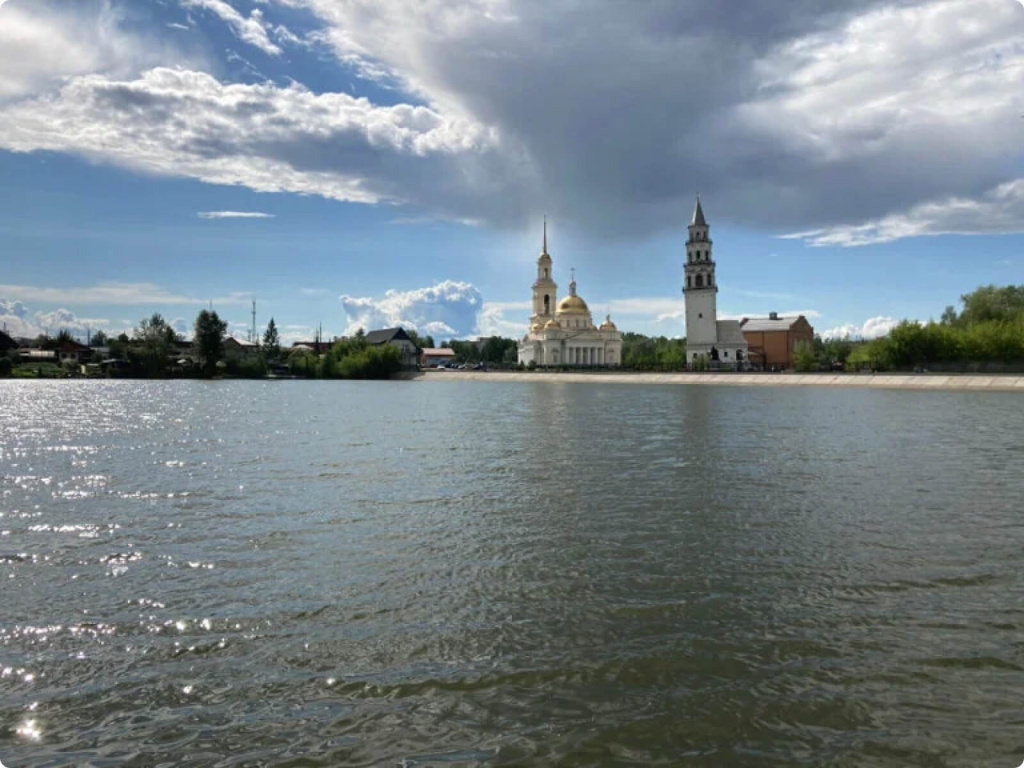 здания и река