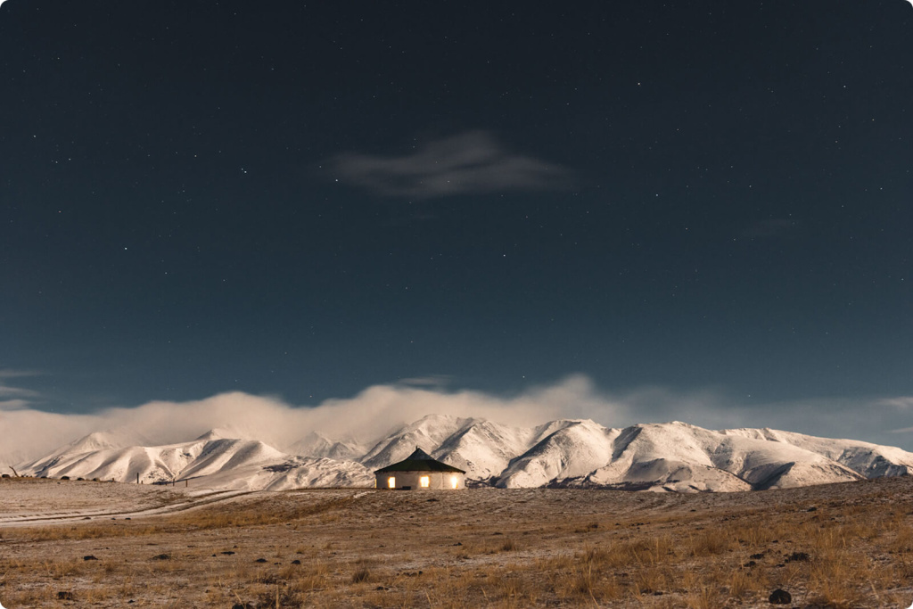 Горы и здание