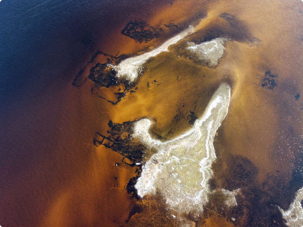 Остатки фундамента под водой
