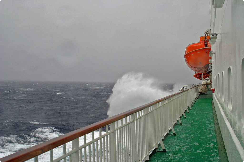 Судно и волны